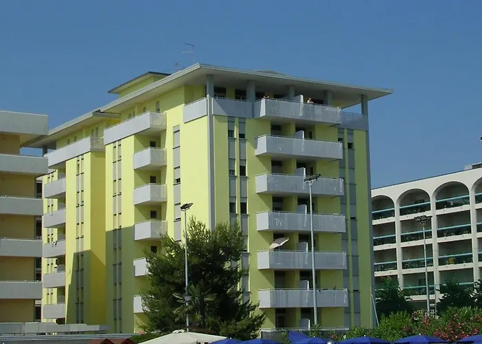 Apartament Beachside Retreat With Terrace In