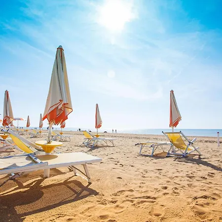 Beachside Retreat With Terrace In アパート ビビオーネ
